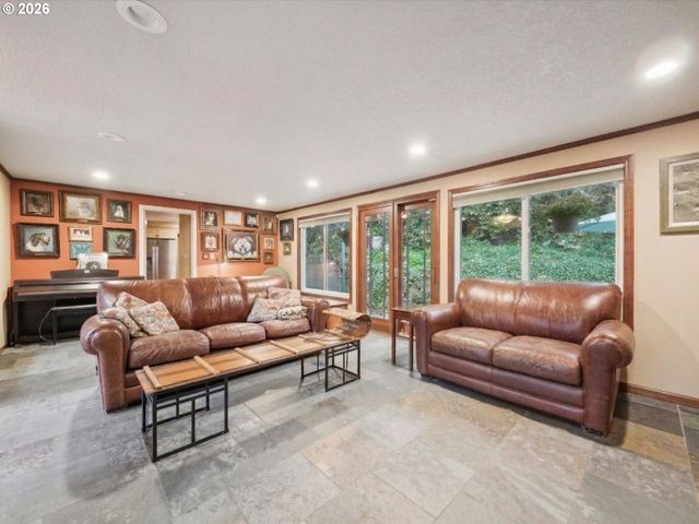 8401 Sw CANYON Ln, Portland, OR 97225