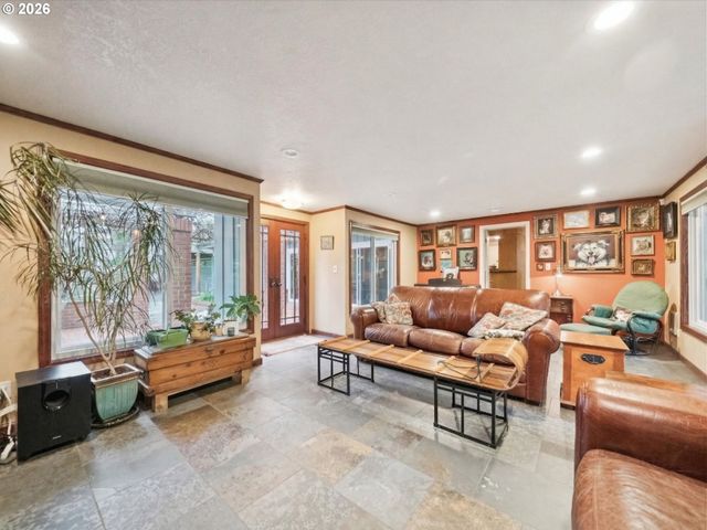 8401 Sw CANYON Ln, Portland, OR 97225