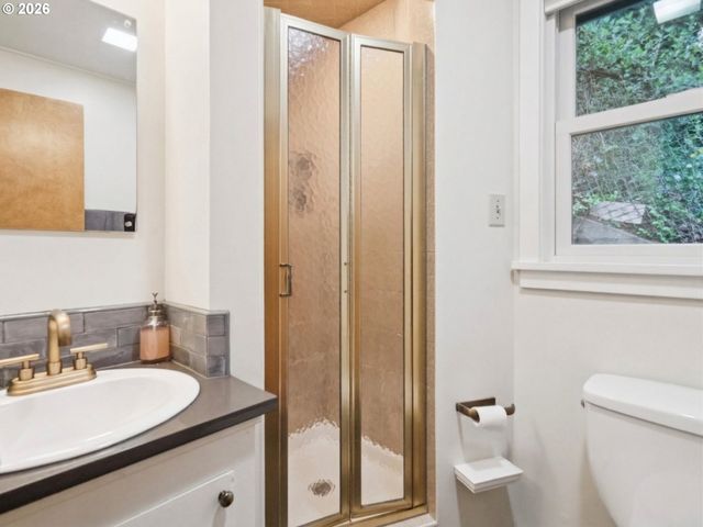 8401 Sw CANYON Ln, Portland, OR 97225