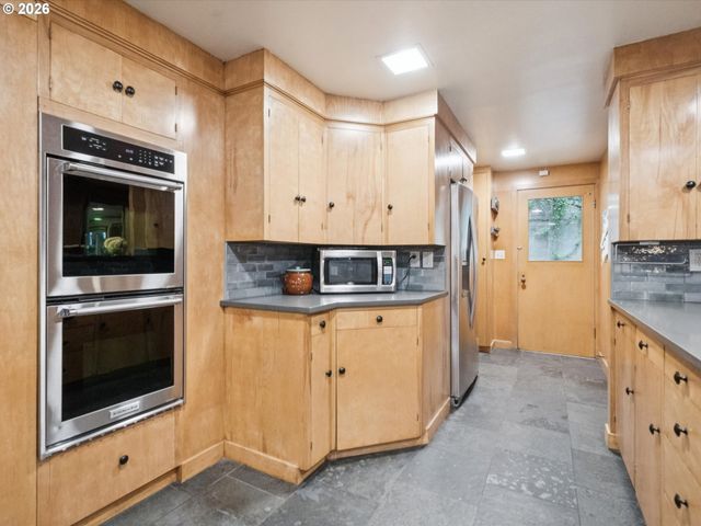 8401 Sw CANYON Ln, Portland, OR 97225