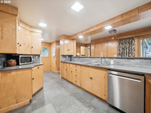 8401 Sw CANYON Ln, Portland, OR 97225