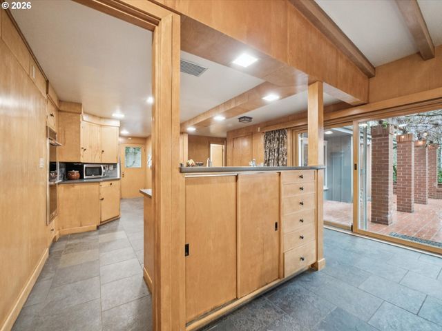 8401 Sw CANYON Ln, Portland, OR 97225