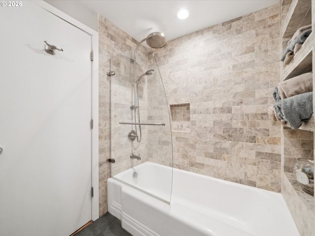 8401 Sw CANYON Ln, Portland, OR 97225