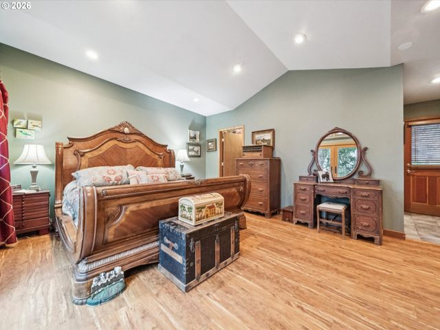 8401 Sw CANYON Ln, Portland, OR 97225