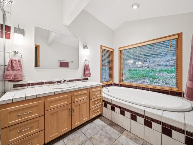 8401 Sw CANYON Ln, Portland, OR 97225