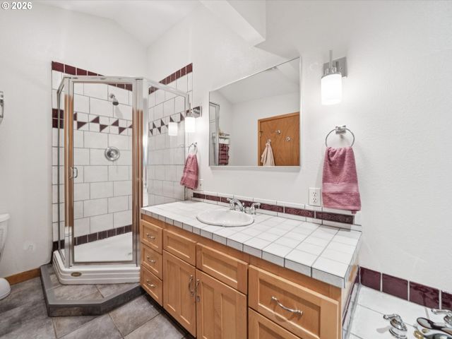 8401 Sw CANYON Ln, Portland, OR 97225