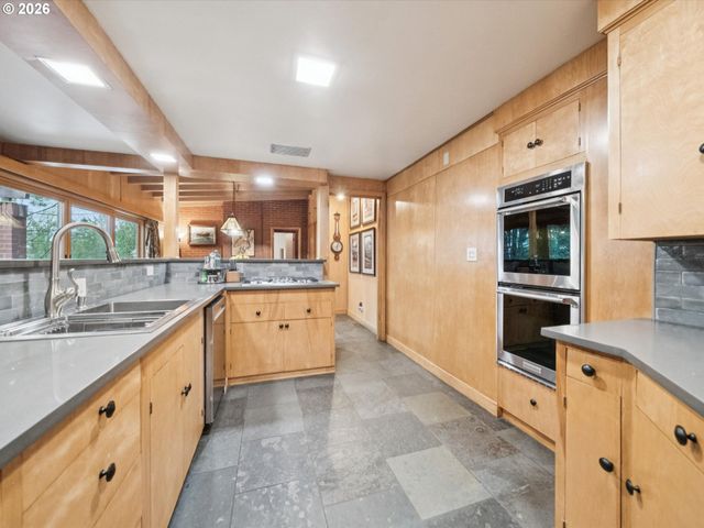 8401 Sw CANYON Ln, Portland, OR 97225