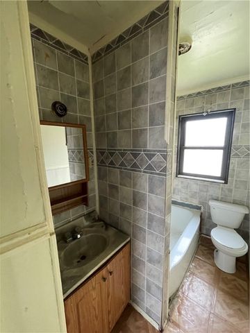 712.5 Penn St, N Braddock, PA 15104