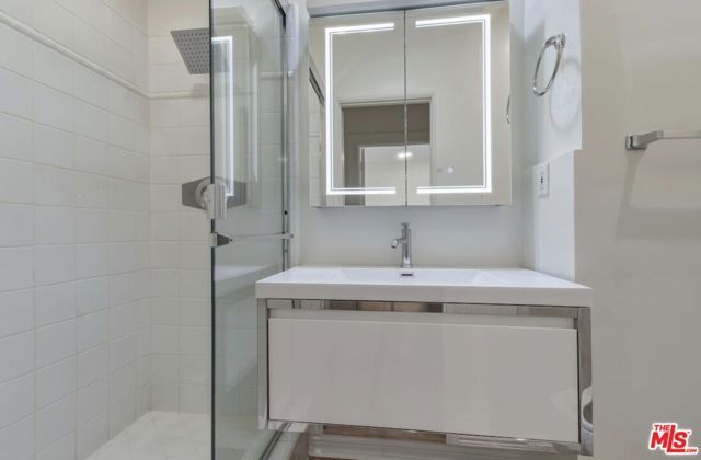 653 N West Knoll Drive, West Hollywood, CA 90069