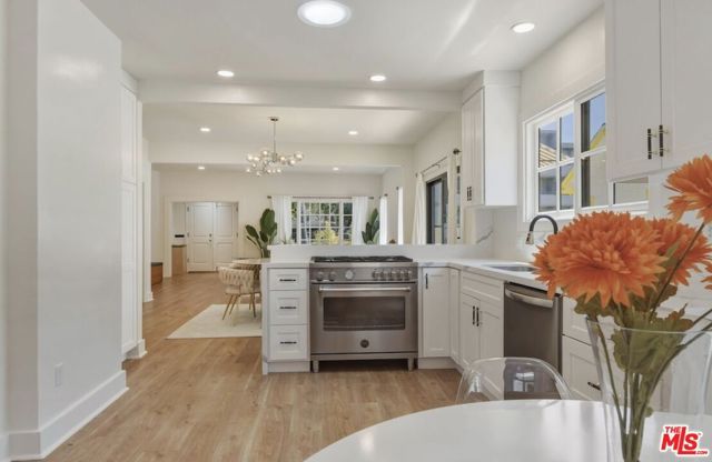 653 N West Knoll Drive, West Hollywood, CA 90069