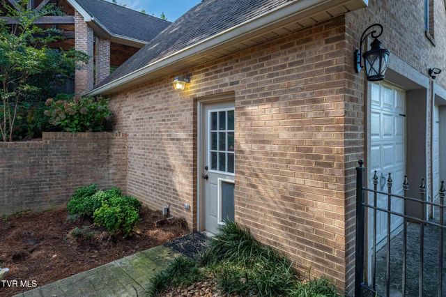 1200 Lake Ridge Square, Johnson City, TN 37601