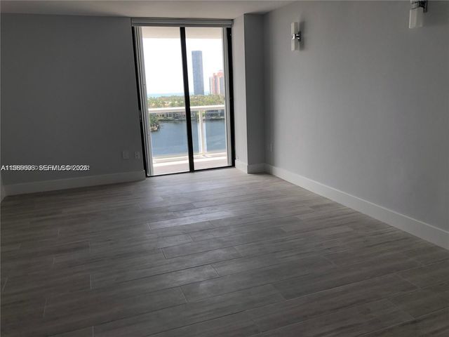 20515 E Country Club Dr 1045, Aventura, FL 33180