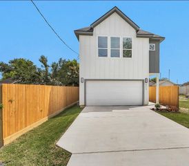 8214 Cowart Street, Houston, TX 77029