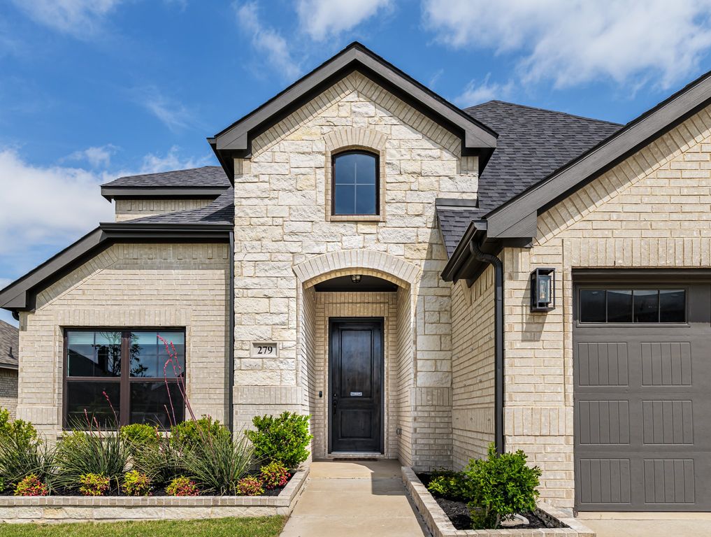 279 Moonshadow Drive, Waxahachie, TX 75165