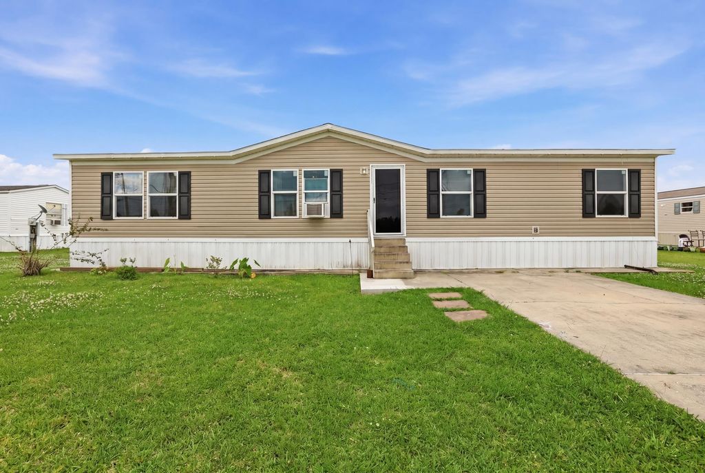 515 Blakefield Dr, Schriever, LA 70395
