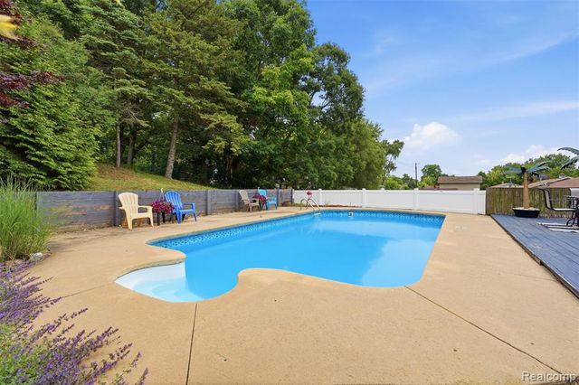 5233 Van Winkle Street, Brighton, MI 48116