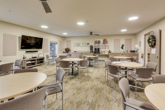 605 BARRINGTON Avenue 208, East Dundee, IL 60118