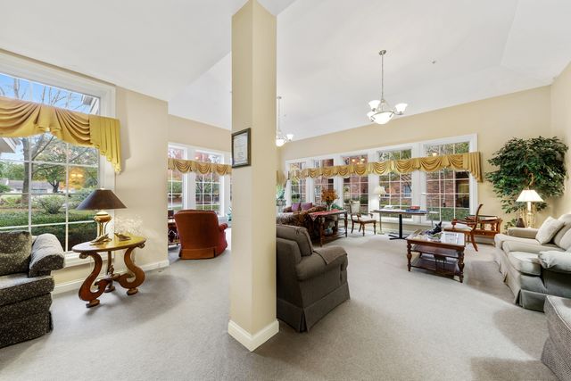 605 BARRINGTON Avenue 208, East Dundee, IL 60118