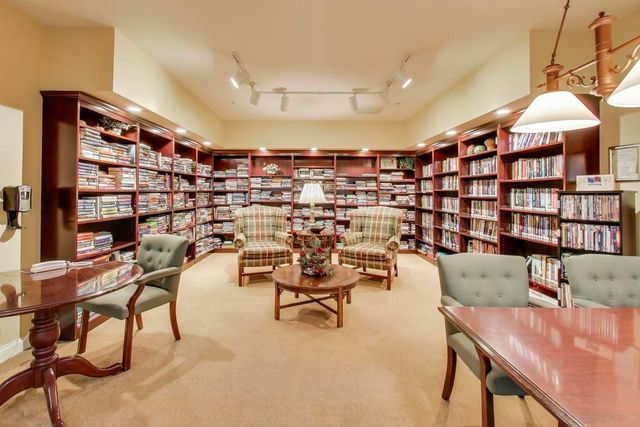 605 BARRINGTON Avenue 208, East Dundee, IL 60118