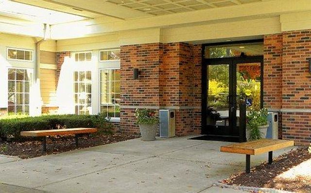 605 BARRINGTON Avenue 208, East Dundee, IL 60118