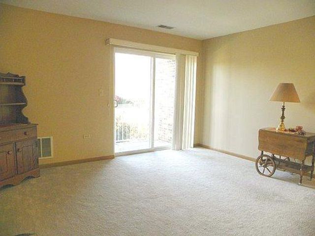 605 BARRINGTON Avenue 208, East Dundee, IL 60118