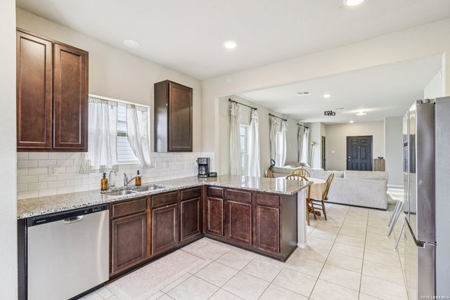 2505 DINO DR, Seguin, TX 78155