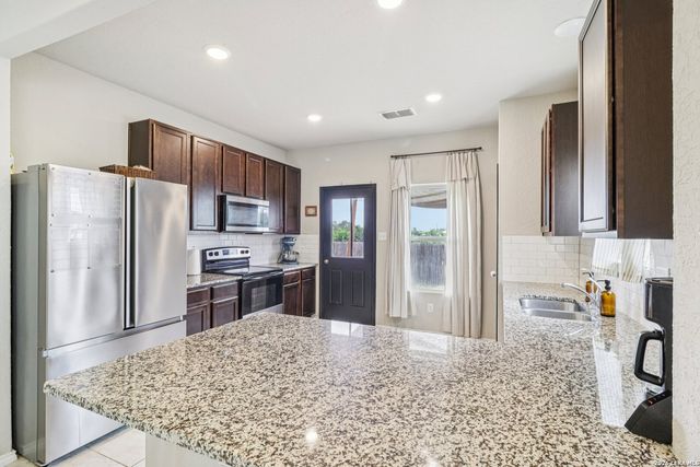 2505 DINO DR, Seguin, TX 78155