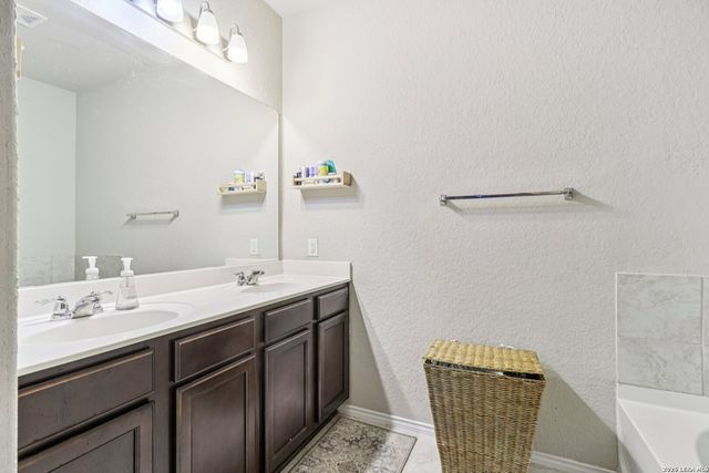 2505 DINO DR, Seguin, TX 78155