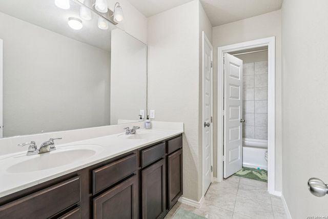 2505 DINO DR, Seguin, TX 78155