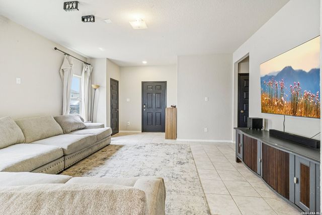 2505 DINO DR, Seguin, TX 78155