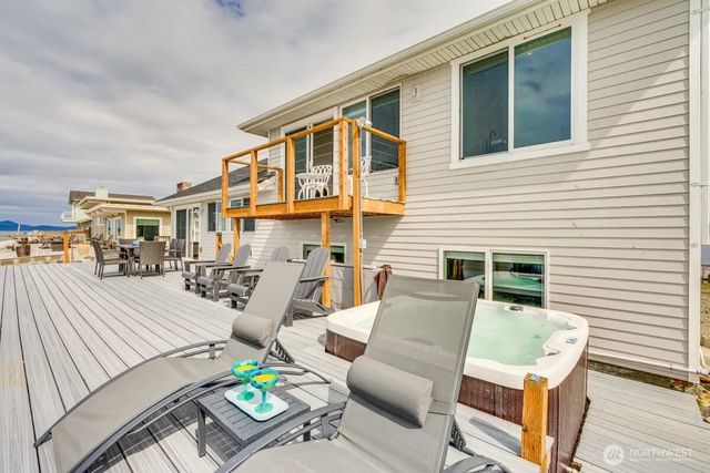 2585 West Beach Road, Oak Harbor, WA 98277