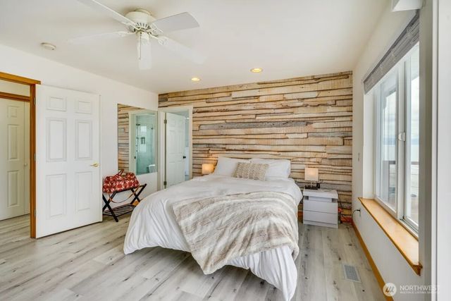 2585 West Beach Road, Oak Harbor, WA 98277