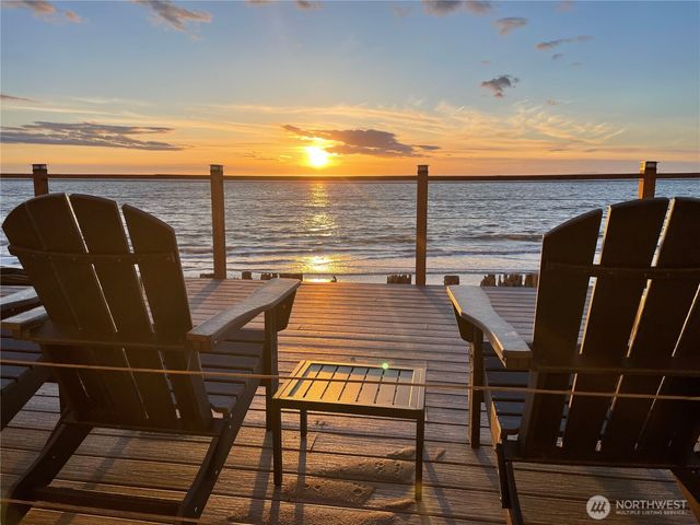 2585 West Beach Road, Oak Harbor, WA 98277