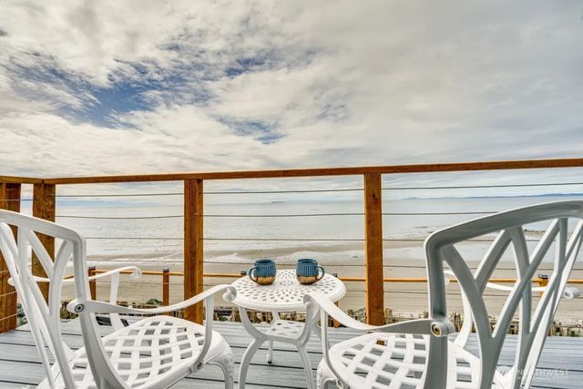 2585 West Beach Road, Oak Harbor, WA 98277