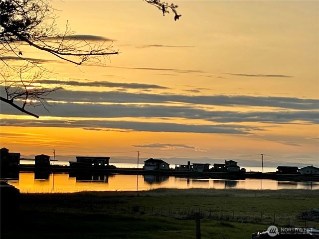 2585 West Beach Road, Oak Harbor, WA 98277