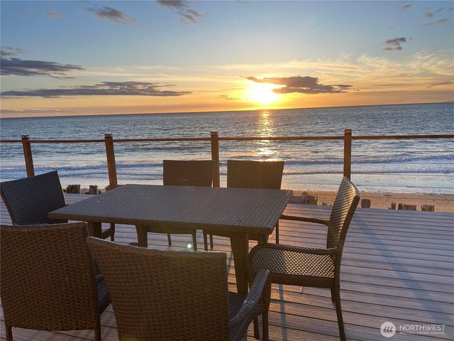 2585 West Beach Road, Oak Harbor, WA 98277