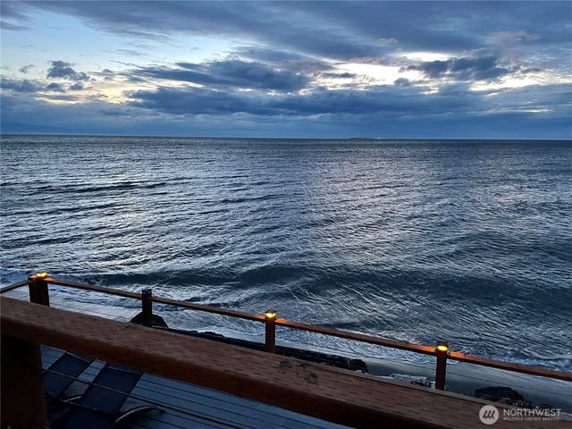 2585 West Beach Road, Oak Harbor, WA 98277