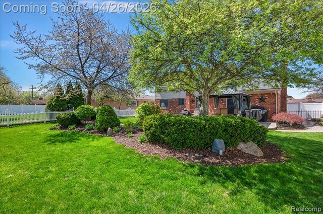 32080 Sherwood, Fraser, MI 48026