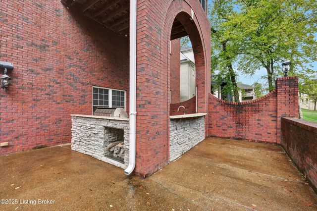 18741 Willington Cir, Louisville, KY 40245