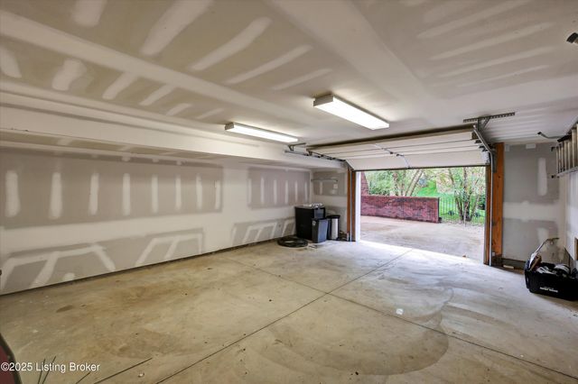 18741 Willington Cir, Louisville, KY 40245