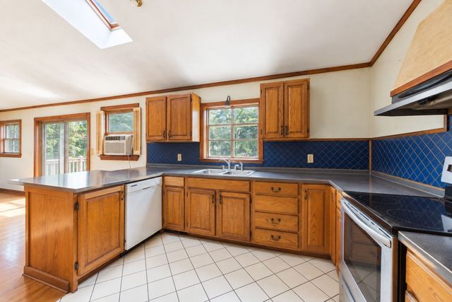 9 Reservation Rd, Fairhaven, MA 02719