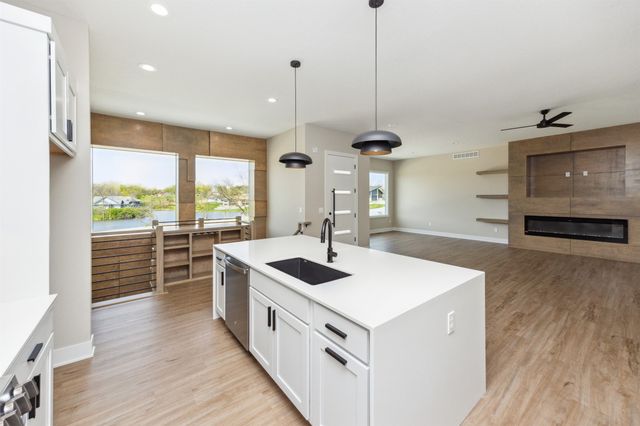 1247 Arbor Woods Drive, Pleasant Hill, IA 50327