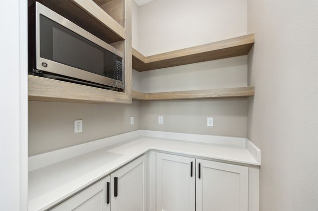 1247 Arbor Woods Drive, Pleasant Hill, IA 50327