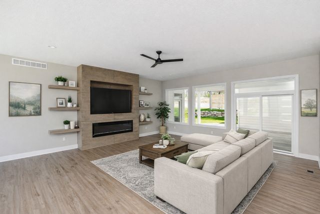 1247 Arbor Woods Drive, Pleasant Hill, IA 50327