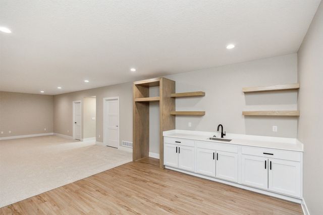 1247 Arbor Woods Drive, Pleasant Hill, IA 50327