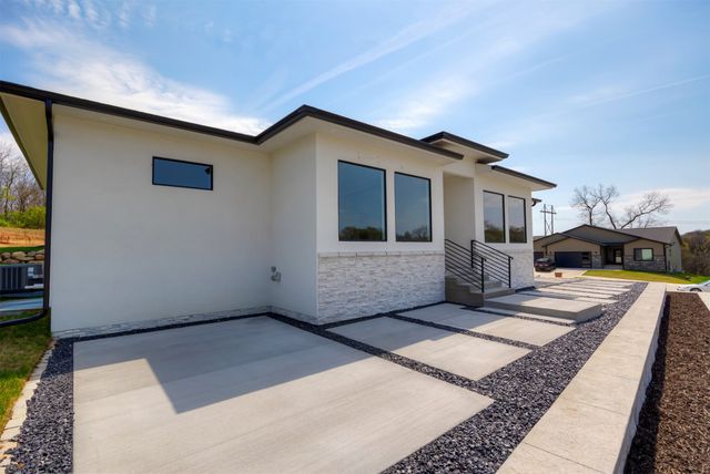 1247 Arbor Woods Drive, Pleasant Hill, IA 50327