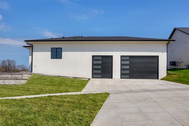 1247 Arbor Woods Drive, Pleasant Hill, IA 50327