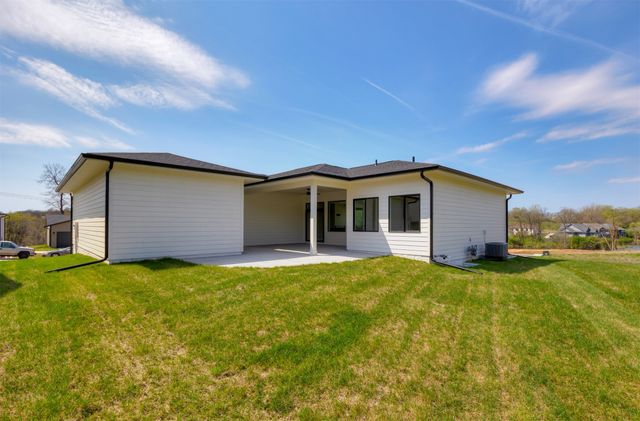 1247 Arbor Woods Drive, Pleasant Hill, IA 50327