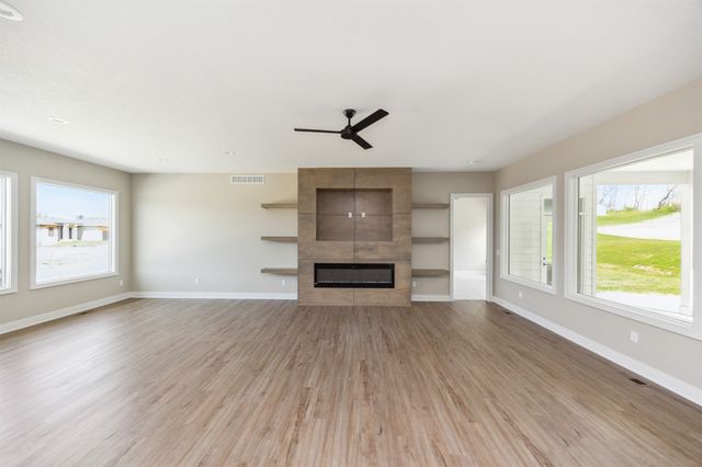 1247 Arbor Woods Drive, Pleasant Hill, IA 50327