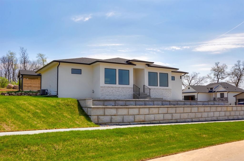 1247 Arbor Woods Drive, Pleasant Hill, IA 50327